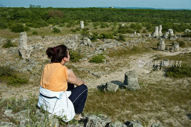 妇女在Pobiti Kamani(石林)自然现象区